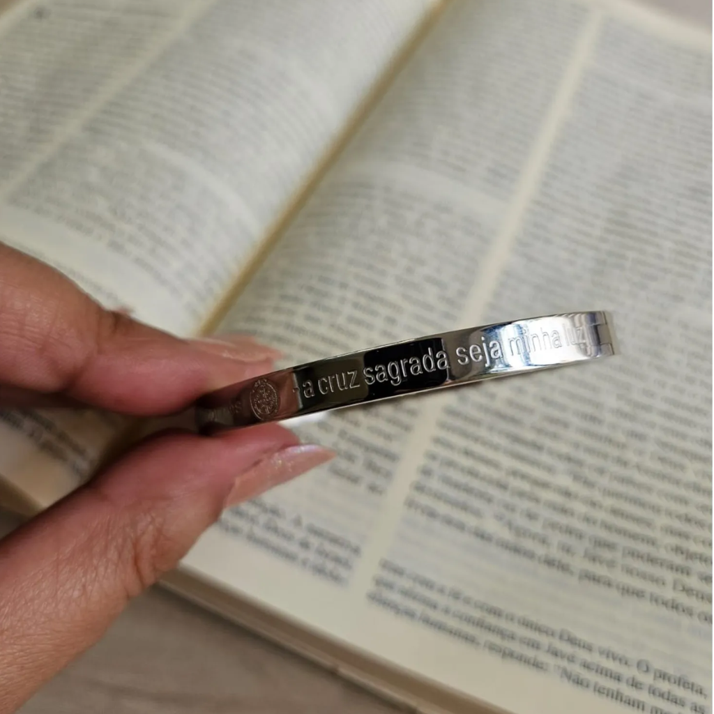 Conjunto de Pulseras con Medalla de San Benito + "Que la Santa Cruz sea mi Luz" COLOR PLATA