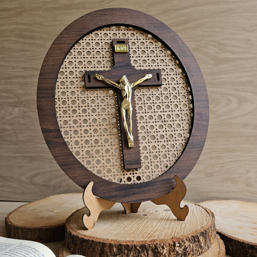 Mandala oval com Crucifixo Efeito Rattan