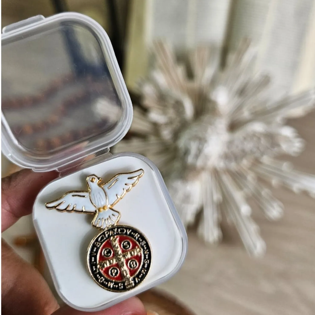 Broche do Espírito Santo com Medalha de São Bento Dourado