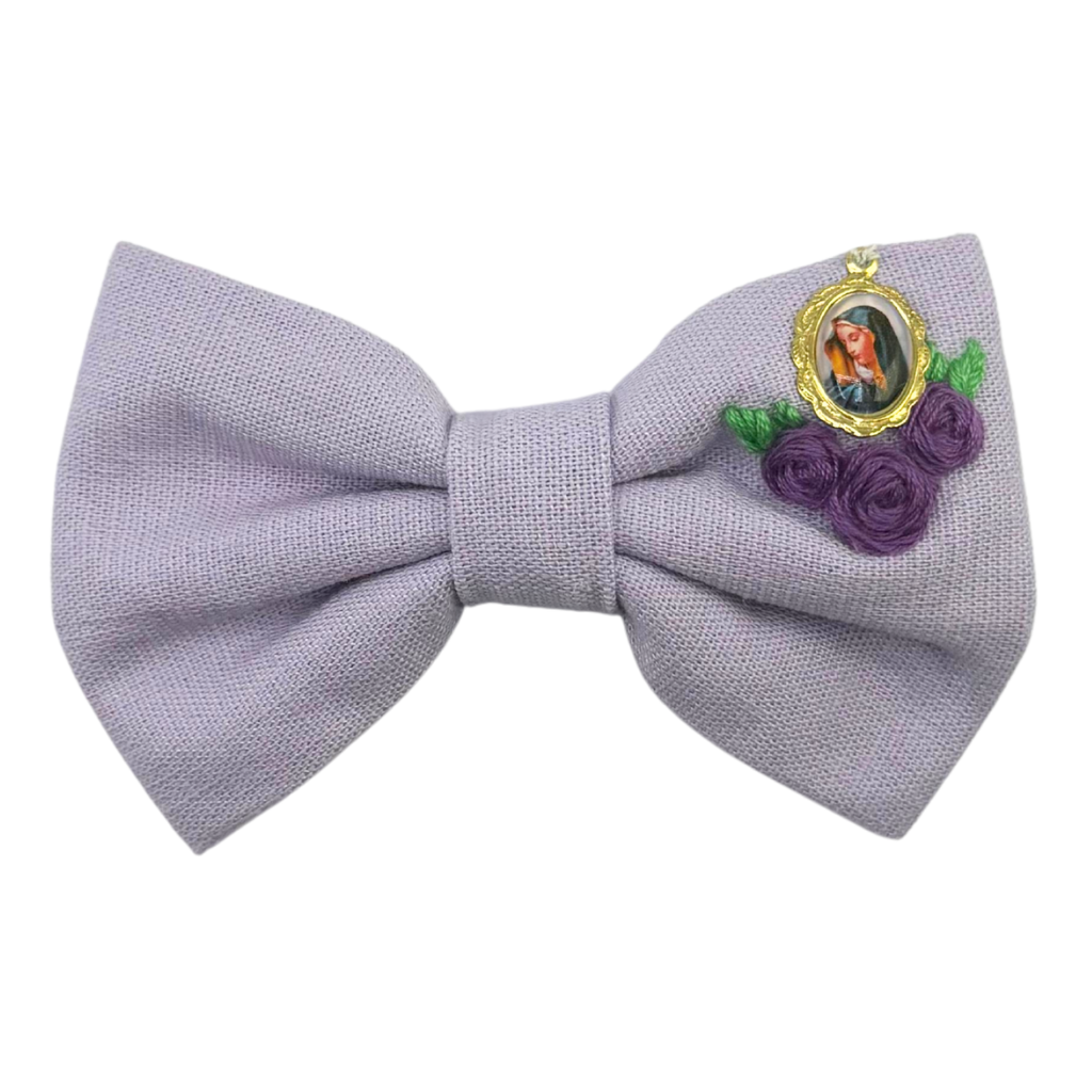 Laço Lilás com Medalhinha – Detalhes Florais