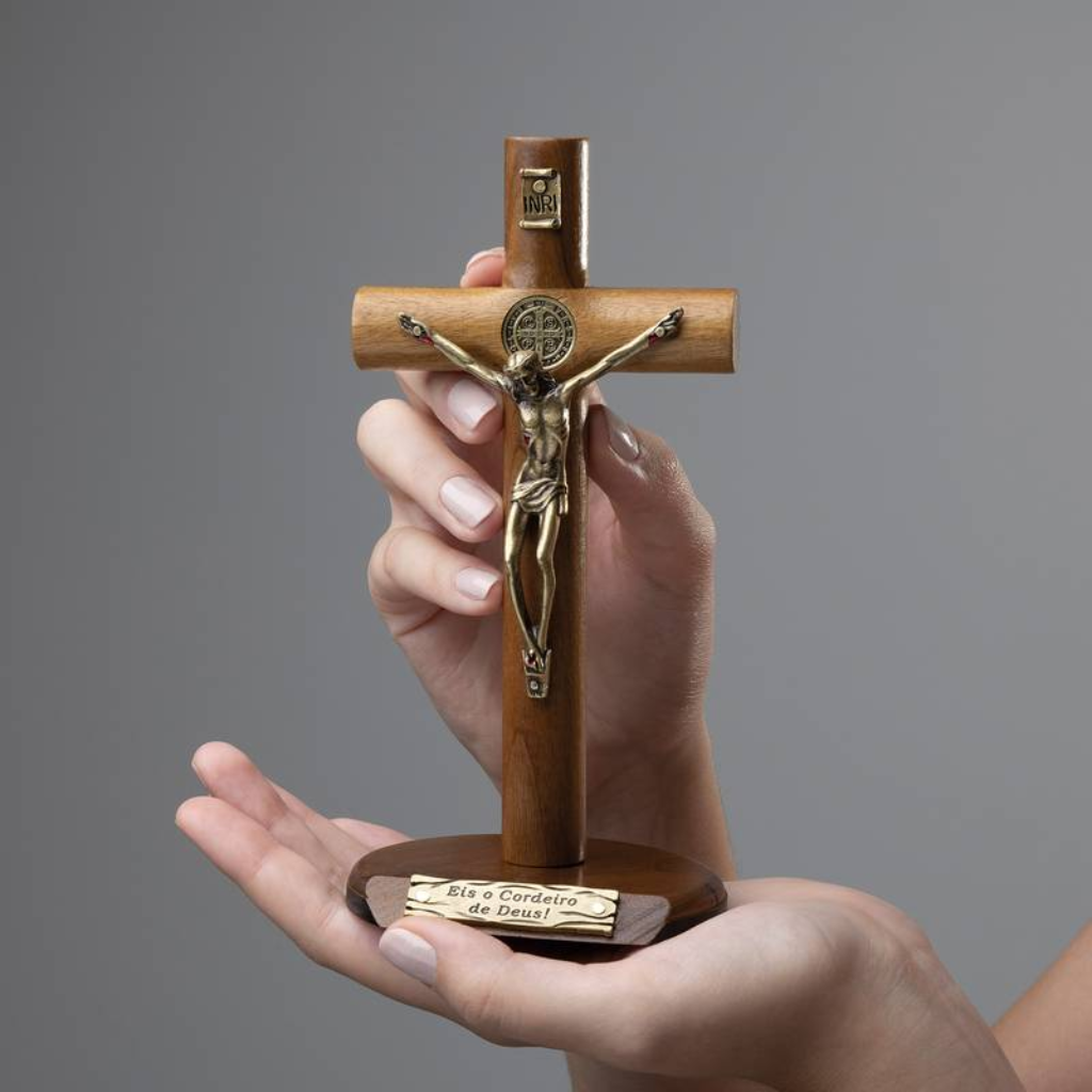 Crucifijo cilíndrico de madera para uso de sobremesa, 17 cm (¡He aquí el Cordero de Dios!)