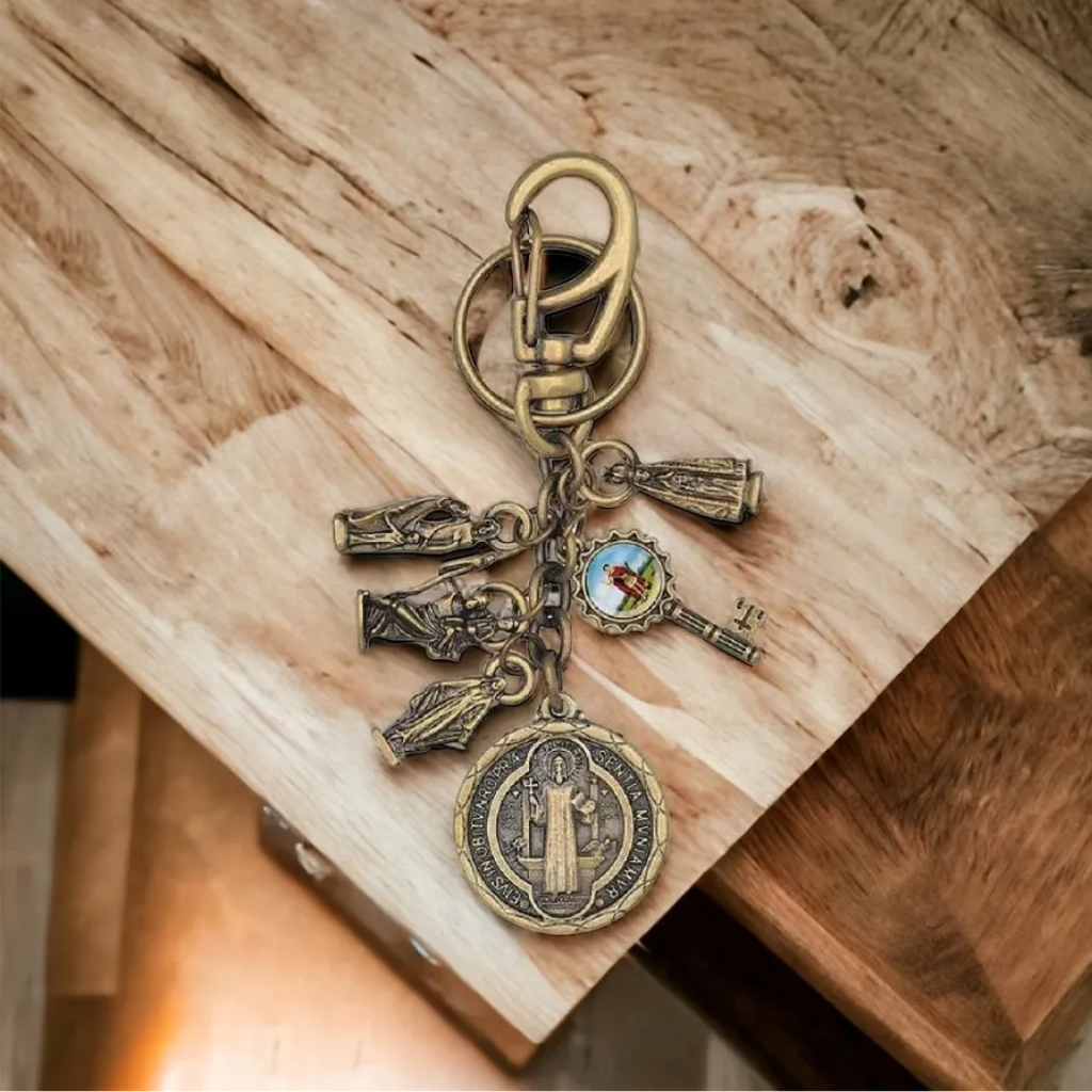 Llavero de San Benito con símbolos religiosos.