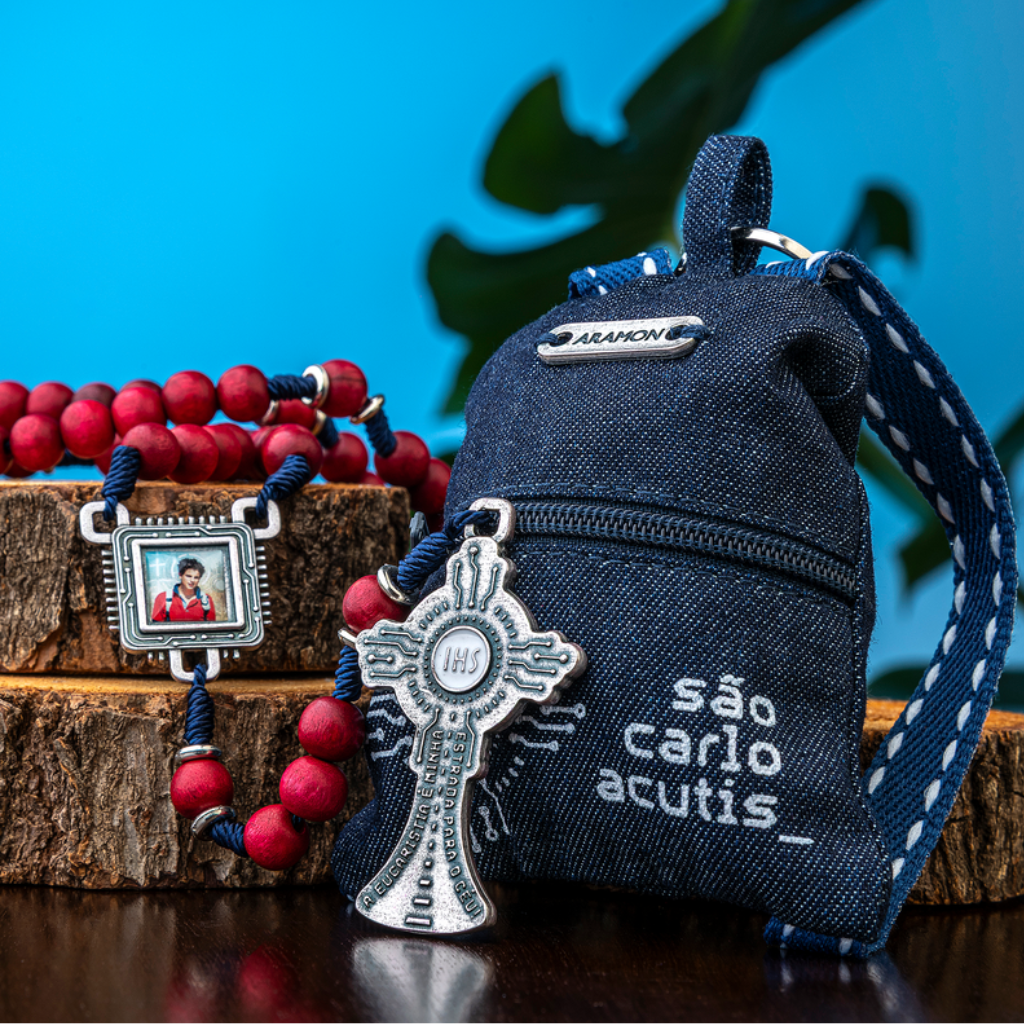 Rosario rojo con mochila de Carlo Acutis