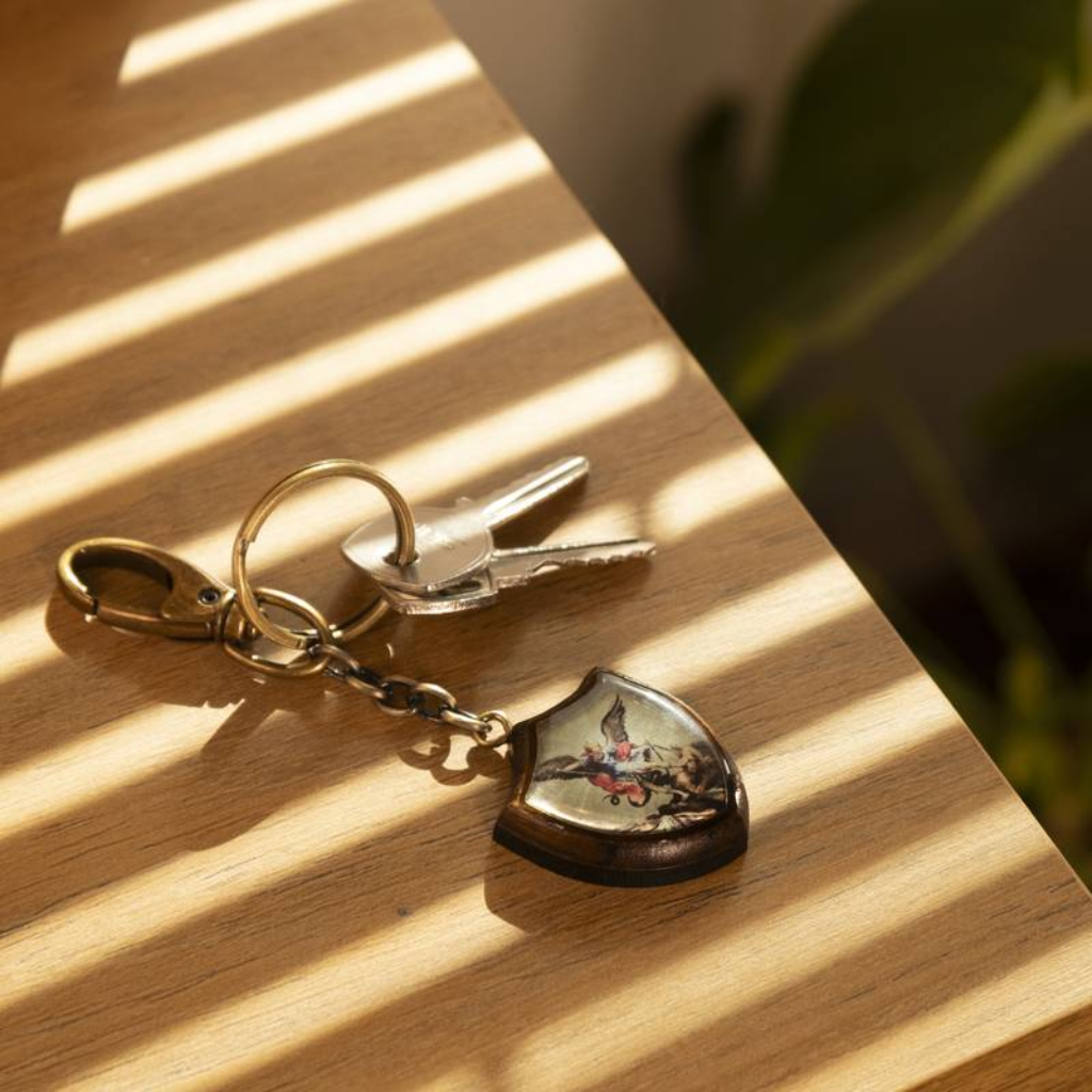 Llavero de madera con escudo de San Miguel y mosquetón