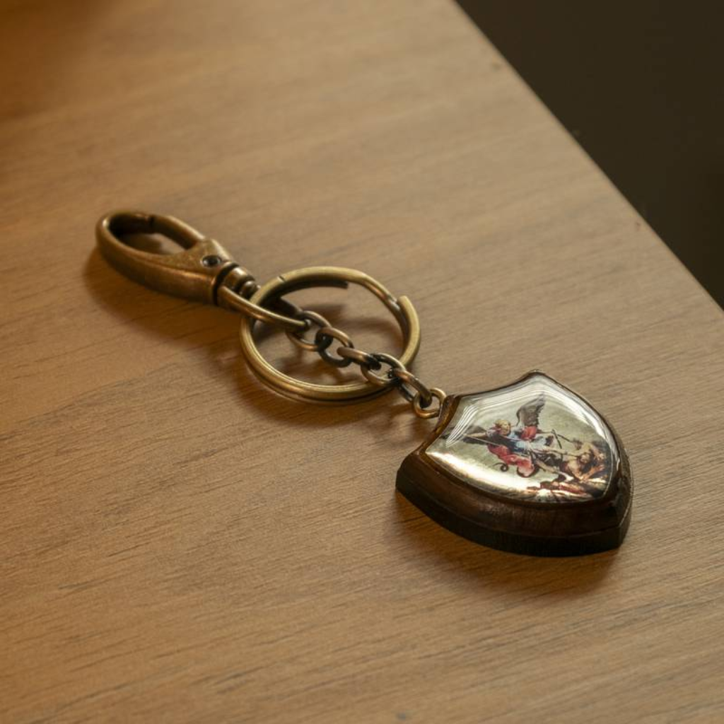 Llavero de madera con escudo de San Miguel y mosquetón