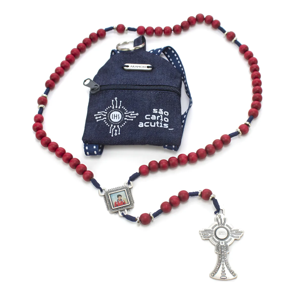 Rosario rojo con mochila de Carlo Acutis