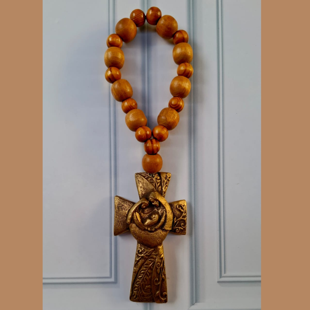 Pingente de porta com Cruz Sagrada Familia