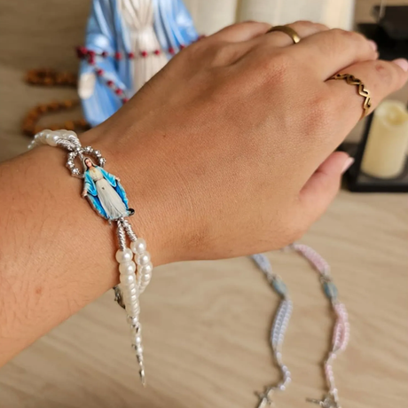 Rosario de muñeca de Nuestra Señora de Gracias en Perlas