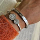 Conjunto de Pulseras con Medalla de San Benito + "Que la Santa Cruz sea mi Luz" COLOR PLATA