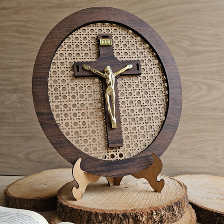 Mandala oval com Crucifixo Efeito Rattan