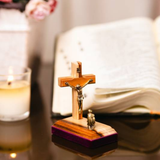 Crucifixo Adorno Maria Ao Pé De Jesus Na Cruz Madeira - 8cm