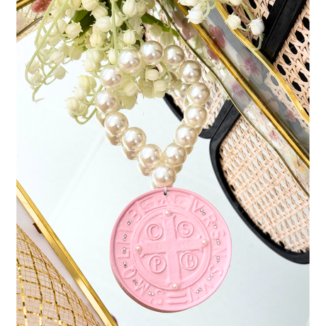 Pingente Medalha São Bento Rosa – Para Porta ou Retrovisor