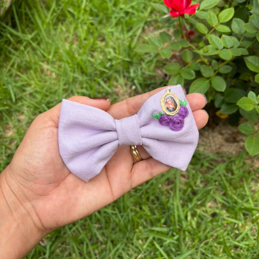 Laço Lilás com Medalhinha – Detalhes Florais