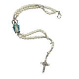Rosario de muñeca de Nuestra Señora de Gracias en Perlas