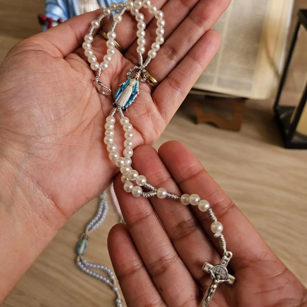 Rosario de muñeca de Nuestra Señora de Gracias en Perlas