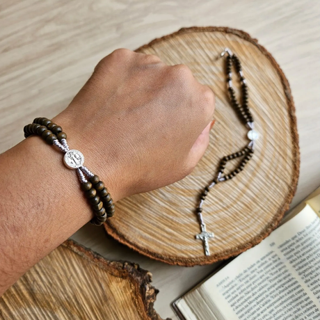 Rosario de madera unisex para muñeca – Fe y Estilo