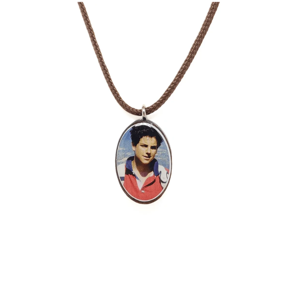 Medalha em Madeira Oval São Carlo Acutis no Cordão