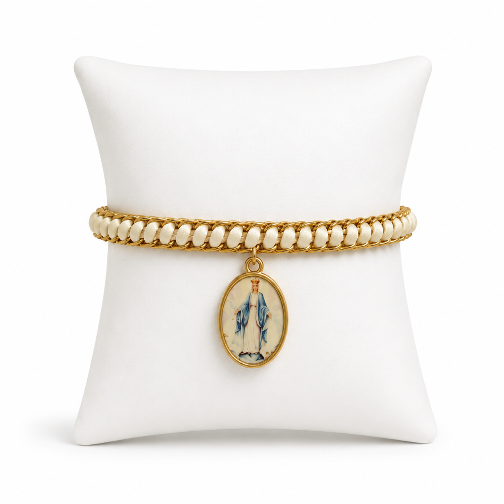 Pulseira São Bento Preta Pulseira com detalhes pretos, acabamento dourado e medalha de São Bento. Moderna e discreta, perfeita para expressar a fé no dia a dia.