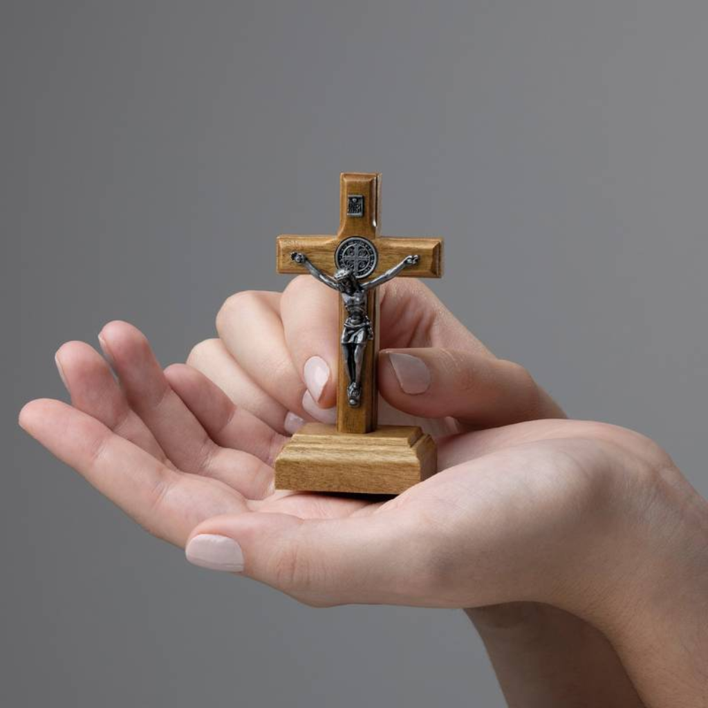 Crucifixo de Mesa 7cm com Medalha de São Bento
