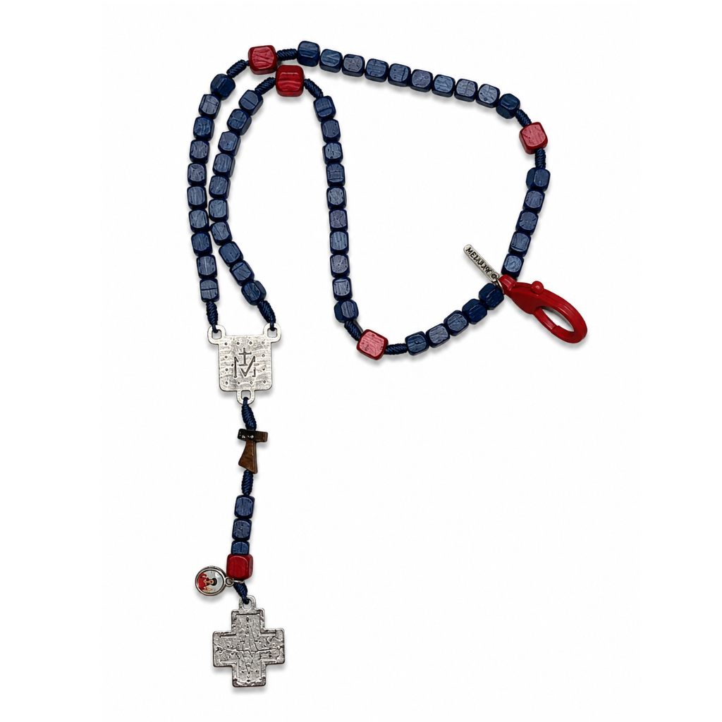 Terço Carlo Acutis Madeira Azul 8 mm Quadrado com Mosquetão