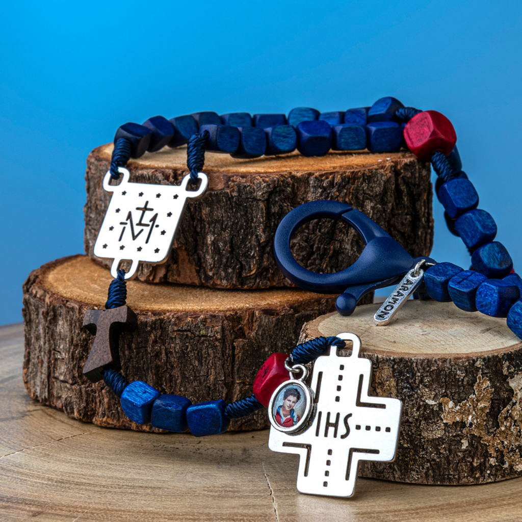 Terço Carlo Acutis Madeira Azul 8 mm Quadrado com Mosquetão
