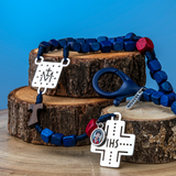 Terço Carlo Acutis Madeira Azul 8 mm Quadrado com Mosquetão