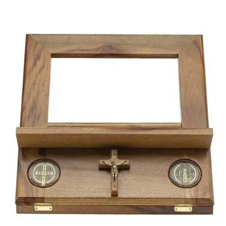 Atril para Biblia en madera legítima con medalla de San Benito