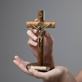 Crucifijo cilíndrico de madera para uso de sobremesa, 17 cm (¡He aquí el Cordero de Dios!)