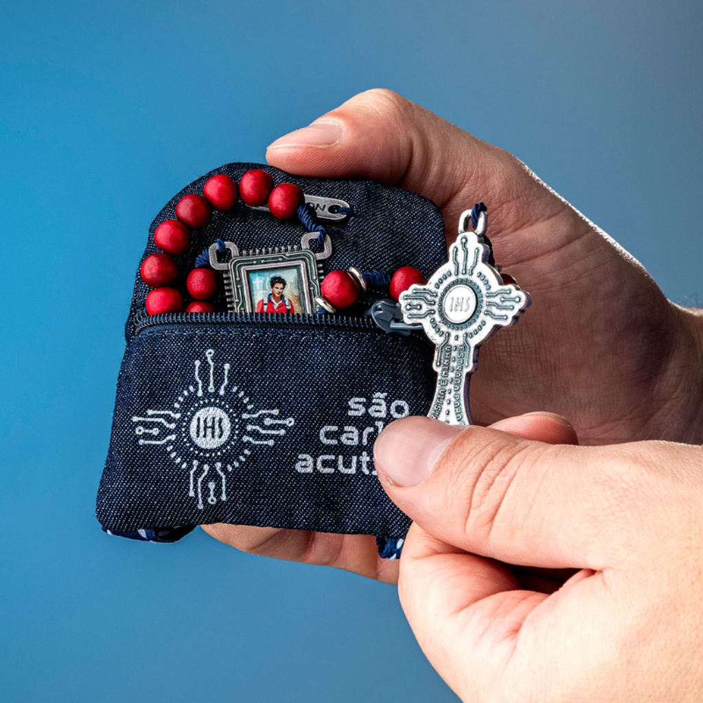 Rosario rojo con mochila de Carlo Acutis