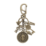 Llavero de San Benito con símbolos religiosos.