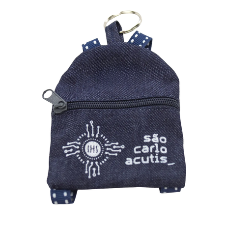 Rosario rojo con mochila de Carlo Acutis